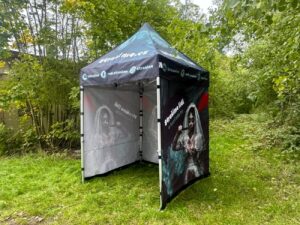 TENTino SET - Nůžkový párty stan 2x2 m EXTRA HIGH ROOF s jednostranným potiskem Typ konstrukce: BIG HEXAGON S VYŠŠÍ ŠPICÍ